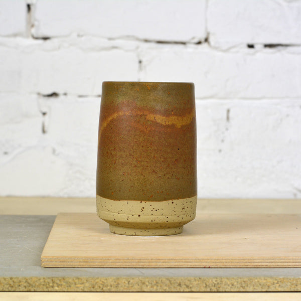 Valami Hazai Válogatás - Khaki színű kerámia pohár a Fórum Fabrikától.