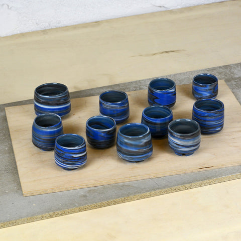 Valami Hazai Válogatás - Kék színű, mázas porcelán csésze a Fórum Fabrikától.