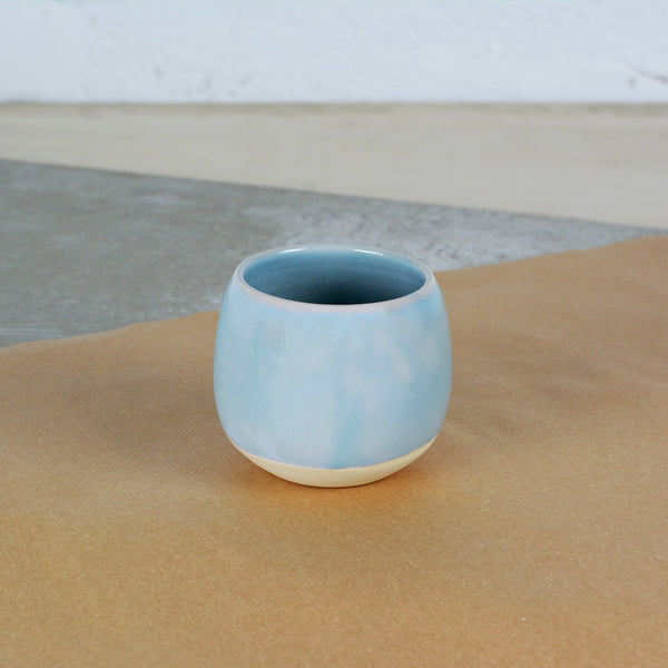 Valami Hazai Válogatás - Pasztell színű kerámia pohár Konda Brigi műhelyéből.