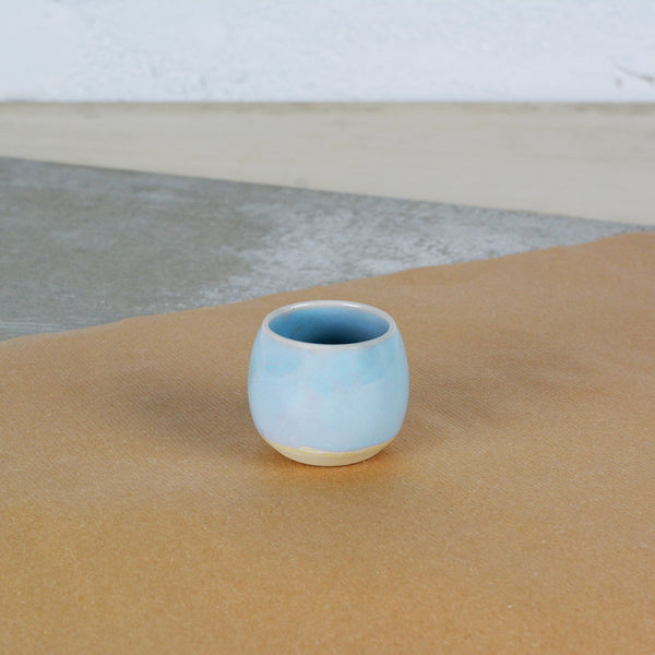 Valami Hazai Válogatás - Pasztell színű kerámia pohár Konda Brigi műhelyéből.